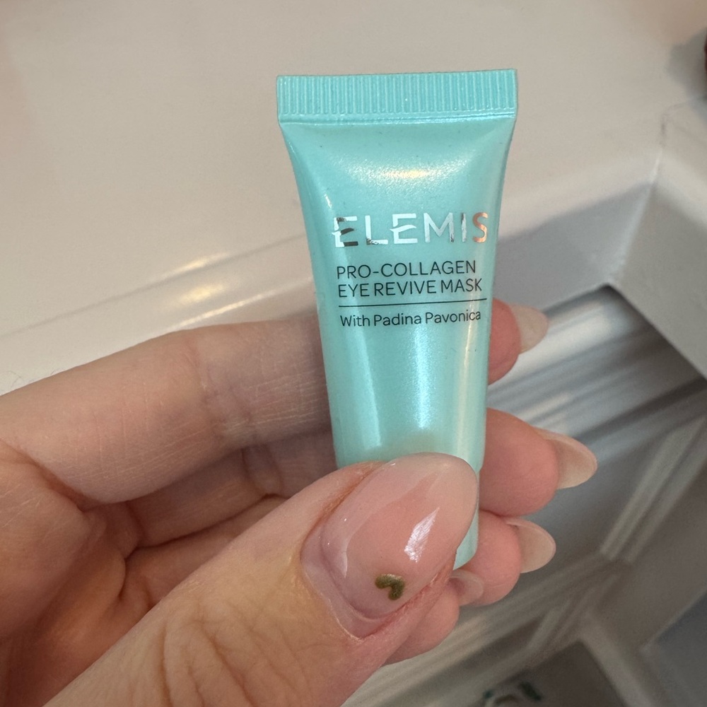 ELEMIS Skincare Set with Red Temperley London cosmetic case - Picture 12 of 15